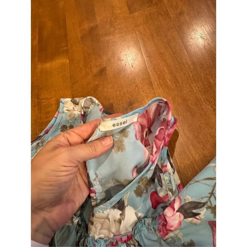 Woman’s Easel floral spring romper size large - Picture 4 of 4